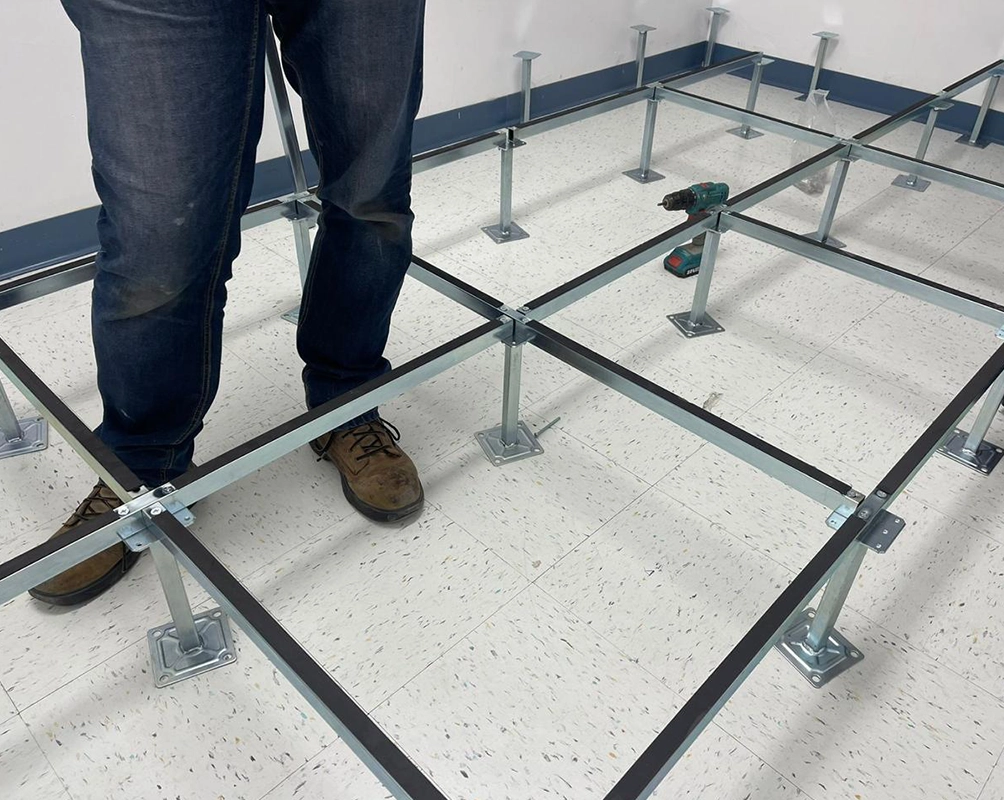 Retícula de pedestales y largueros del piso técnico ya nivelada, antes de colocar las losetas